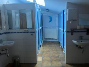 La salle de bains est pourvue de 2 lavabos et de 2 miroirs. dans l'établissement Posada de Ollo, à Ollo