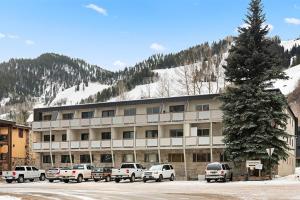 een groot gebouw met auto's geparkeerd voor het bij Timber Ridge Unit 3E in Aspen