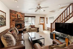 a living room with a couch and a fireplace at Alpenblick Unit 18, Spacious Remodeled Townhouse with Great Location in Aspen