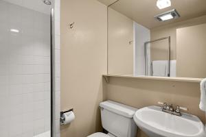 Ein Badezimmer in der Unterkunft Silverglo Condominiums Unit 308, Expansive 4 BD Condo, Walking Distance to Town with Pool Access