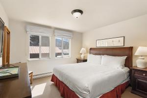Ein Bett oder Betten in einem Zimmer der Unterkunft Silverglo Condominiums Unit 308, Expansive 4 BD Condo, Walking Distance to Town with Pool Access
