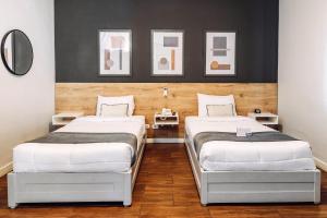 Duas camas num quarto a preto e branco em TARATA BOUTIQUE HOTEL em Lima
