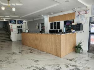 a lobby with a large counter in a restaurant at Hotel Via Espana in Panama City