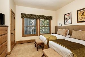 a hotel room with two beds and a window at Durant Unit C5, Condo with Bonus Den, Air Conditioning, and Spectacular Views in Aspen
