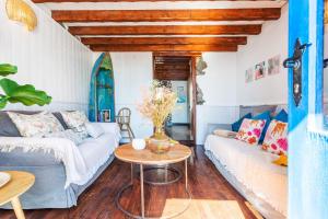 Posezení v ubytování Eco Fisherman's Seafront Cottage - Fantastic Views - Private Courtyard + 25 fotografií