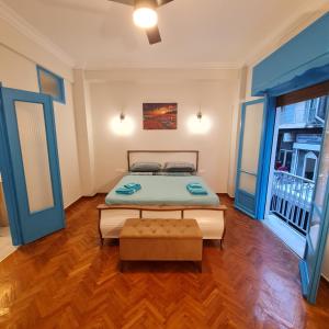 Full apartment near Kato Patissia في أثينا: غرفة نوم بسرير في منتصف الغرفة