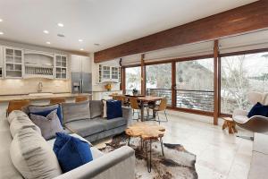 een woonkamer met een bank en een tafel bij Durant Unit D5, Luxury Condo with Beautiful Furnishings, Great Views, and Central A/C in Aspen