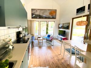 The Green House في ستوكهولم: مطبخ وغرفة معيشة مع طاولة وكراسي