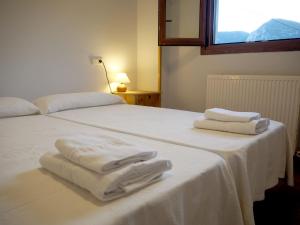 Ollo的住宿－Posada de Ollo，床上有两条白色毛巾