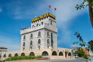 un bâtiment avec un drapeau en haut dans l'établissement PASHA PALACE HOTEL, à Istanbul