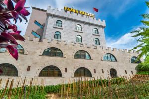 un edificio con un cartel encima en PASHA PALACE HOTEL, en Estambul