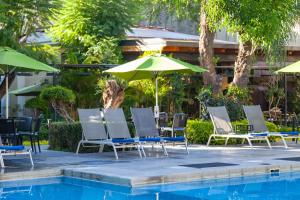 Bazén v ubytování Plaza Camelinas Hotel nebo v jeho okolí