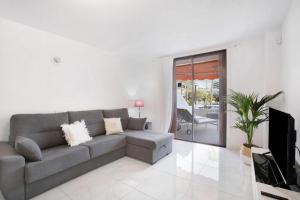 sala de estar con sofá y TV en Parque Santiago 2 Luxury Apartment en Playa de las Americas