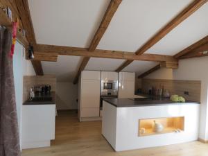 una cocina con una isla blanca en una habitación en Haus Stegen, en Maria Alm am Steinernen Meer