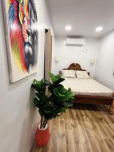 sypialnia z łóżkiem i obrazem na ścianie w obiekcie The Zanzibar Beach House-North w mieście Pingwe