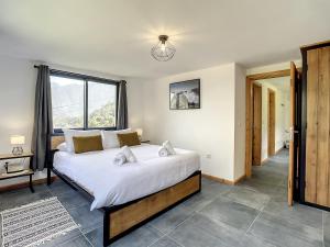 - une chambre avec un grand lit et une grande fenêtre dans l'établissement Mystic Mountain by Atlantic Holiday, à São Vicente