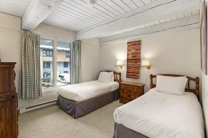 En eller flere senge i et værelse på Chateau Roaring Fork Unit 29, Sunny, Corner Condo with River Views