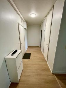 an empty hallway of an office building with a hallway at Viihtyisä tilava kaksio in Valkeakoski