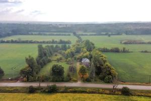 een luchtzicht op een huis in een groen veld bij Rustic cabin-inspired residence. in Caledon