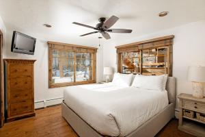 Katil atau katil-katil dalam bilik di Fasching Haus Unit 310, Deluxe Condo w/ Stately Furnishings, Private Deck, A/C