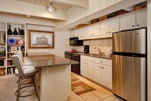 una grande cucina con frigorifero in acciaio inossidabile di Chateau Dumont Unit 11, Contemporary Condo with a Great Downtown Location ad Aspen