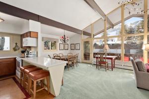 uma cozinha e sala de jantar com mesa e cadeiras em 118 E. Bleeker Street Home, Large, Two-Level Home/Duplex with Private Deck & On-Site Parking em Aspen