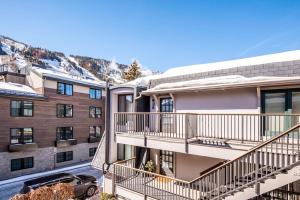 un condominio con balconi e una macchina parcheggiata di fronte di Chateau Dumont Unit 11, Contemporary Condo with a Great Downtown Location ad Aspen Altre 3 foto