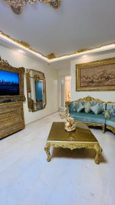 uma sala de estar com um sofá e uma mesa de centro em Maison Fathallah em Mahdia