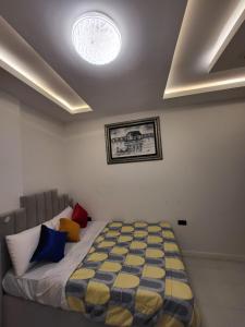 una camera con un letto e un piumone giallo e blu di Ikoyi/Banana Studio Room a Lagos Altre 11 foto