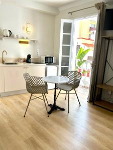 a kitchen with a table and chairs in a room at Art déco in Santa Cruz de la Palma