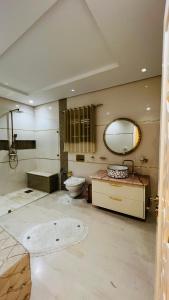 y baño con aseo, lavabo y espejo. en Maison Fathallah en Mahdia