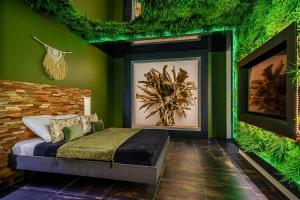a bedroom with a bed in a green wall at Evasion Antillaise in Marseille