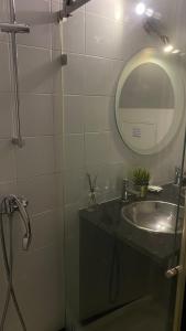 La salle de bains est pourvue d'un lavabo et d'un miroir. dans l'établissement Brandão House, à Caparica