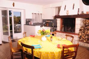 una cocina con mesa y mantel de lunares amarillo en La Métairie près de Bordeaux en Haux