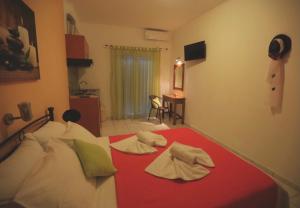 a bedroom with a bed with towels on it at Athena Kythera in Dhiakofti