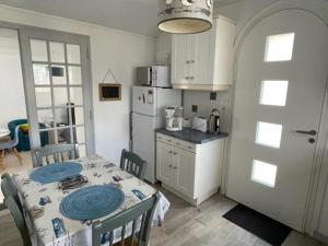 una cocina con una mesa con placas azules. en Adorable petite maison à 400m de la mer, en Saint-Georges-de-Didonne