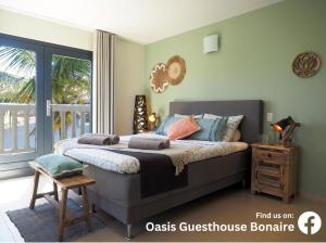 1 dormitorio con 1 cama y balcón en Oasis guesthouse, Boutique Style Hotel, en Kralendijk