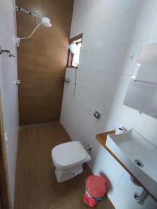La salle de bains est pourvue de toilettes et d'un lavabo. dans l'établissement pousada santos, à Jacuí