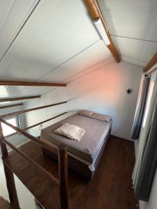 a small room with a bed in a attic at FLATS SETE ESTRELAS DO MAR in Ilhéus