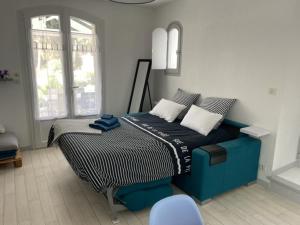 1 dormitorio con 1 cama en una habitación en Adorable petite maison à 400m de la mer, en Saint-Georges-de-Didonne