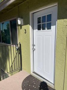 una puerta blanca en el lateral de una casa en *Msg for 5%off*2Bed1Bath KingQueenBeds CentralPHX, en Phoenix