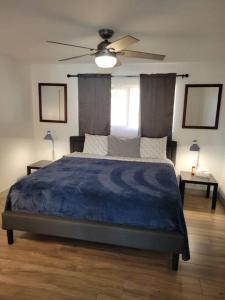 1 dormitorio con 1 cama azul y ventilador de techo en *Msg for 5%off*2Bed1Bath KingQueenBeds CentralPHX, en Phoenix