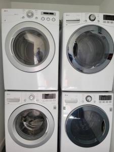 4 lavadoras están apiladas una al lado de la otra en *Msg for 5%off*2Bed1Bath KingQueenBeds CentralPHX, en Phoenix