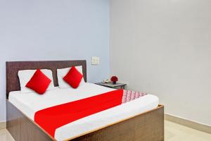 Postel nebo postele na pokoji v ubytování OYO Flagship Hotel Vrundawan