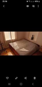 una foto di un letto in una stanza di Mero House a Kutaisi