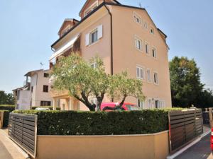 un gran edificio con un árbol delante en Apartment Gaga, en Rovinj