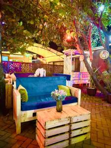 un divano blu e un tavolo su un patio di Pals Inn a Busia