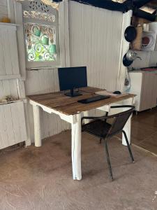 biurko z komputerem na górze w obiekcie Eco Hostal Villa Canada - A Sustainable Oasis on Isla de Tierra Bomba w mieście Playa Punta Arena