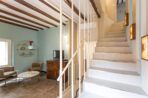 eine Treppe in einem Wohnzimmer mit einem Tisch und Stühlen in der Unterkunft Frangipane 31 Monti Terrace in Rom