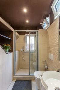 ein Bad mit einer Dusche, einem WC und einem Waschbecken in der Unterkunft Frangipane 31 Monti Terrace in Rom